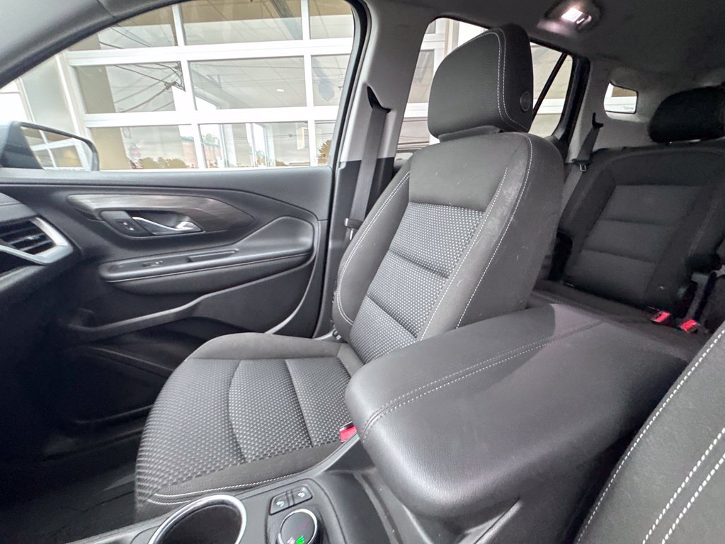 Used 2024 GMC Terrain SLE w/ Driver Convenience Package FWD image 30