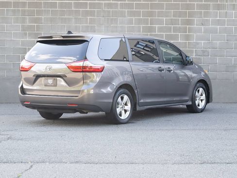 Used 2018 Toyota Sienna L FWD image 3