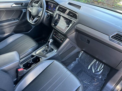 Used 2023 Volkswagen Tiguan SE image 19
