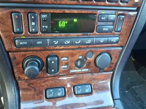 Used 2004 Ford Thunderbird Deluxe image 10