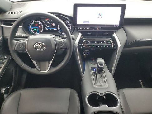 Used 2024 Toyota Venza XLE image 17