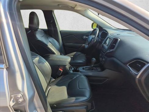 Used 2019 Jeep Cherokee Latitude Plus FWD image 22