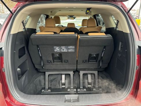 Used 2024 Kia Carnival LX image 17
