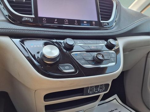 Used 2023 Chrysler Pacifica Touring-L FWD image 13