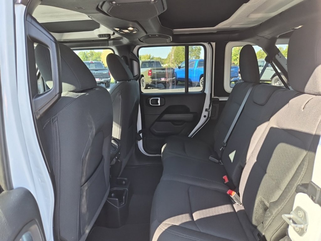 Used 2020 Jeep Wrangler Unlimited Sahara w/ Cold Weather Group AWD/4WD image 14