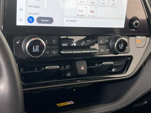 Used 2023 Toyota Highlander XLE image 15