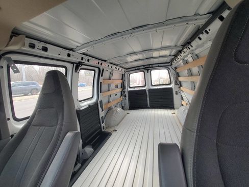 Used 2025 GMC Savana 2500 w/ Driver Convenience Package image 2