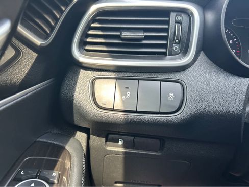 Used 2019 Kia Sorento LX image 16
