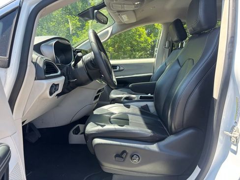 Used 2023 Chrysler Pacifica Touring-L FWD image 5