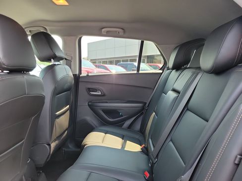 Used 2022 Chevrolet Trax LT w/ Premium Seat Package AWD/4WD image 14