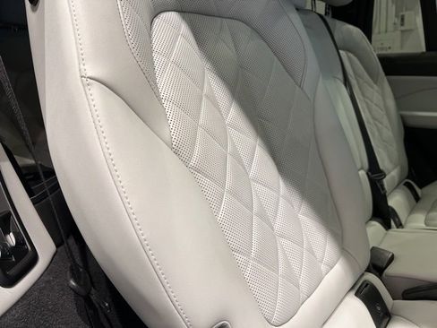 Used 2023 BMW X7 xDrive40i w/ Premium Package image 51