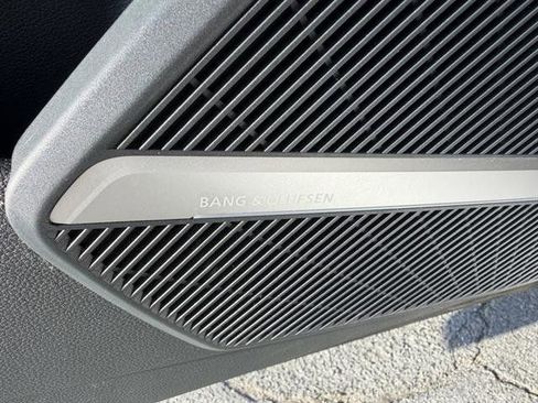 Used 2020 Audi Q5 e Prestige w/ Prestige Package image 28