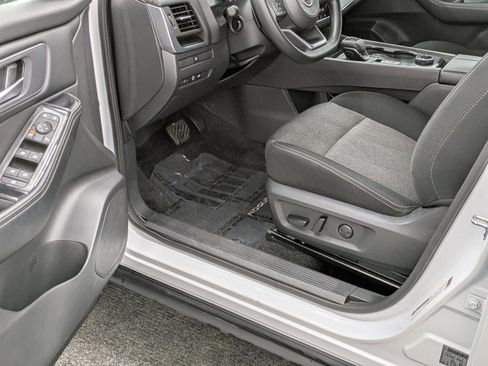 Used 2024 Nissan Rogue SV image 30