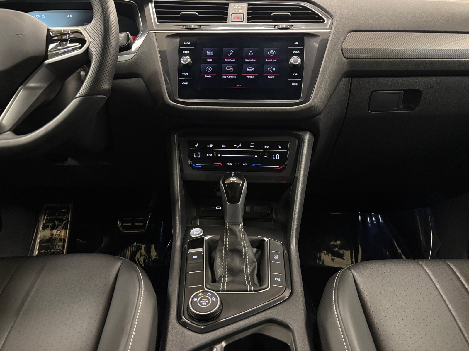 Used 2024 Volkswagen Tiguan SE R-Line AWD/4WD image 15