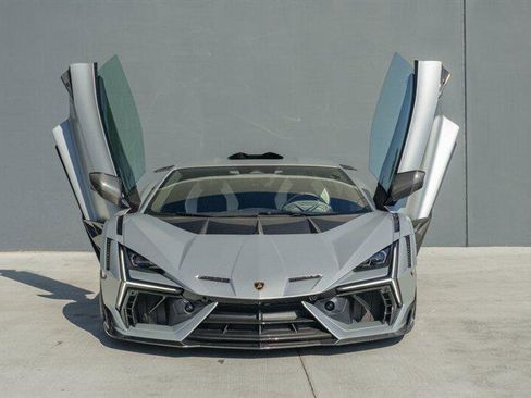 Used 2024 Lamborghini Revuelto image 8