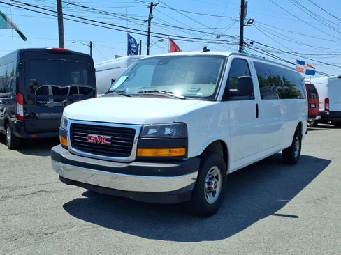 Used 2025 GMC Savana 3500 LT w/ LT Preferred Equipment Group RWD image 3