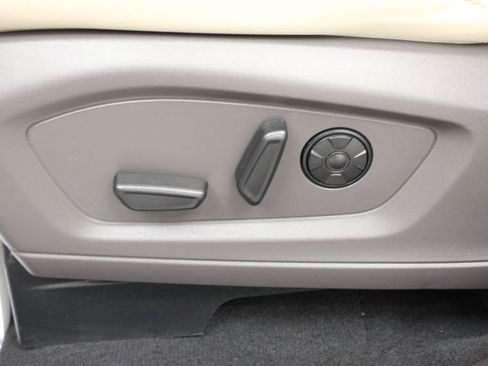 Used 2023 Ford Explorer Platinum w/ Premium Technology Package RWD image 21