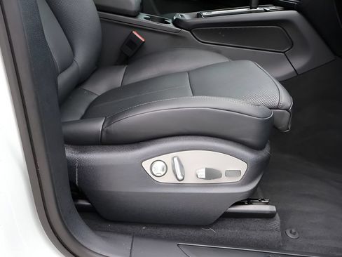 Certified 2023 Porsche Macan AWD/4WD image 10