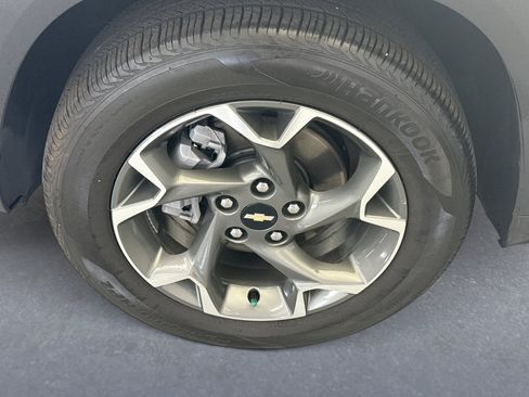 Used 2025 Chevrolet Trax LT w/ LT Convenience Package FWD image 24
