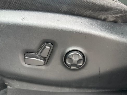 Used 2023 Chrysler Pacifica Touring FWD image 8