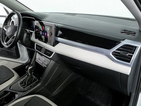 Certified 2025 Volkswagen Taos SE image 16