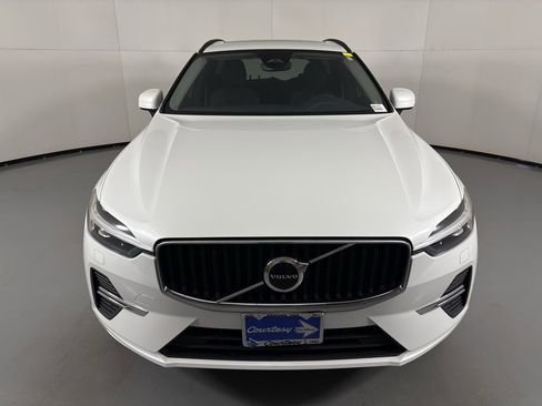 Used 2023 Volvo XC60 B5 Core image 3