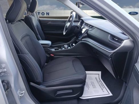 Used 2024 Jeep Grand Cherokee Laredo RWD image 15