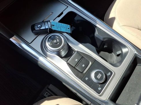 Used 2020 Ford Explorer XLT w/ Equipment Group 202A AWD/4WD image 16
