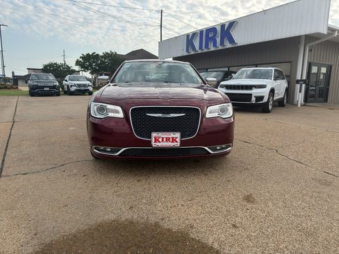 Used 2018 Chrysler 300 Limited RWD image 8