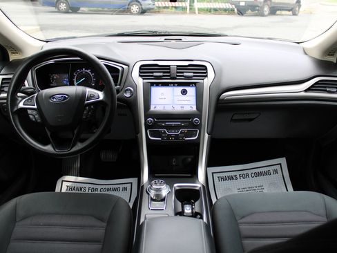 Used 2017 Ford Fusion SE w/ Fusion SE Technology Package FWD image 11