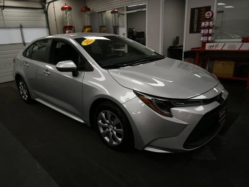 Used 2025 Toyota Corolla LE FWD image 2