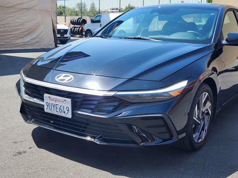 Used 2025 Hyundai Elantra Sport FWD image 9