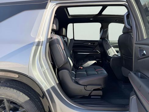 Used 2025 Chevrolet Traverse RS image 34