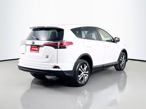 Used 2018 Toyota RAV4 LE AWD/4WD image 5