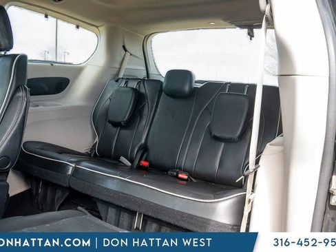 Used 2023 Chrysler Pacifica Limited image 18