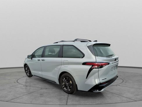 Used 2025 Toyota Sienna XSE image 6