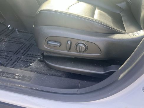 Used 2024 GMC Terrain SLT image 13