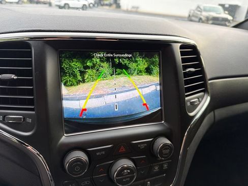 Used 2018 Jeep Grand Cherokee Laredo AWD/4WD image 17