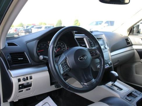 Used 2013 Subaru Outback 2.5i Premium AWD/4WD image 2