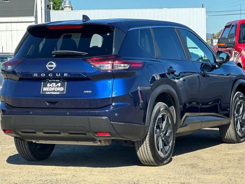 Used 2025 Nissan Rogue SV AWD/4WD image 4
