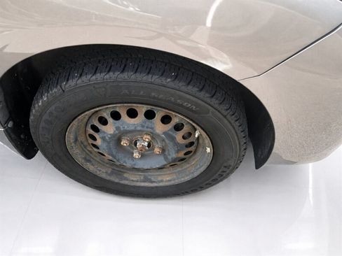 Used 2012 Nissan Versa SV FWD image 30