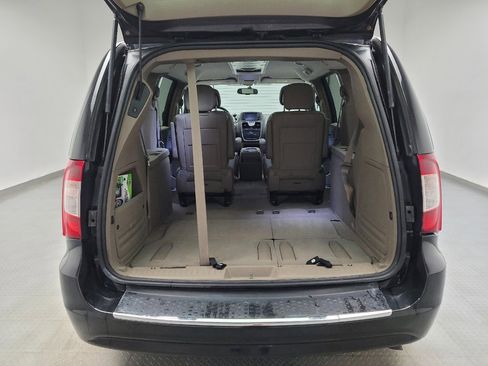 Used 2016 Chrysler Town & Country Touring FWD image 29