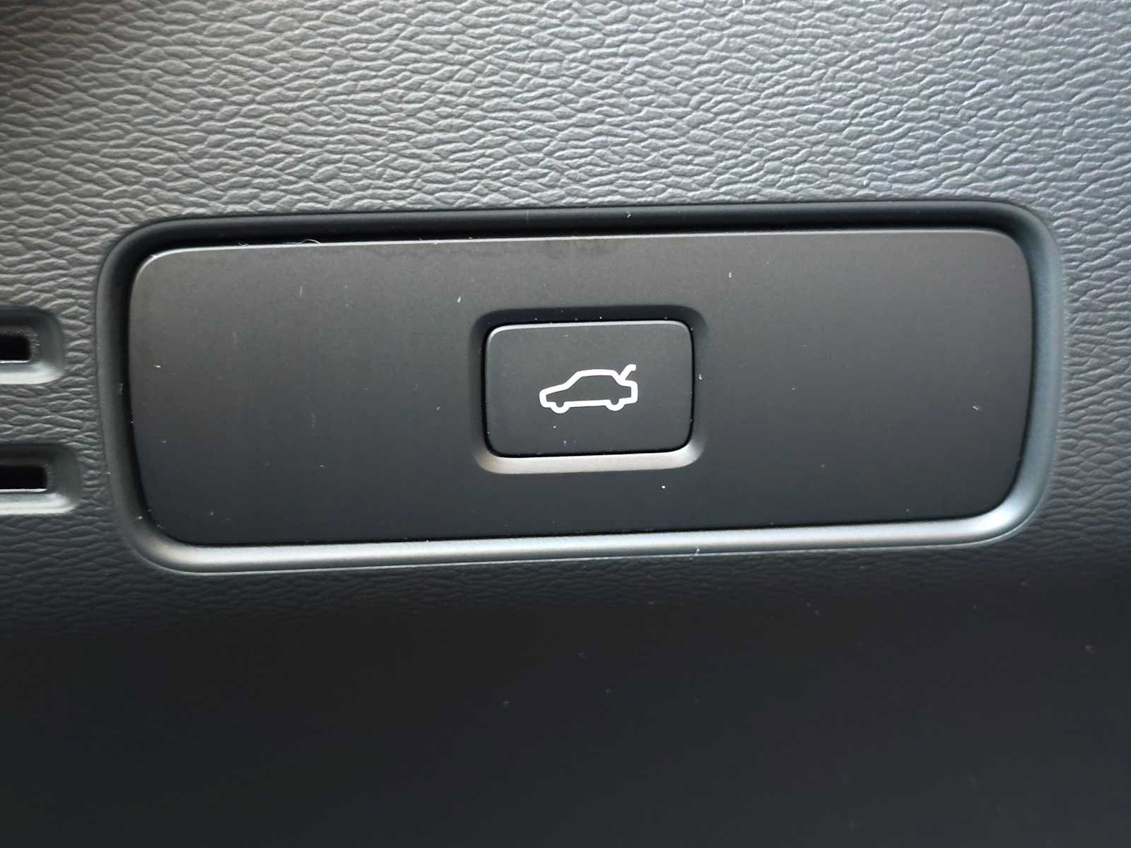 Certified 2024 Volvo XC40 Recharge Ultimate w/ Protection Package Premier AWD/4WD image 32