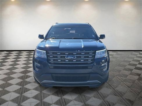 Used 2017 Ford Explorer XLT image 2