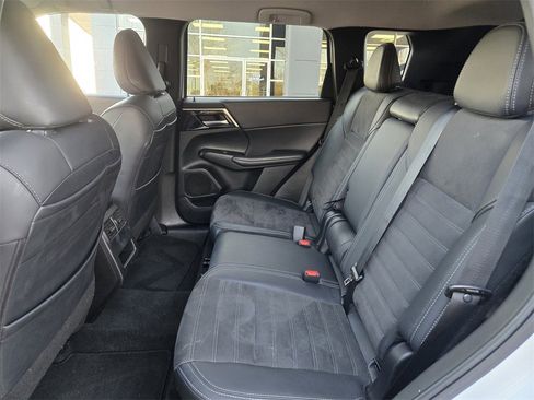 Used 2024 Mitsubishi Outlander SE image 9