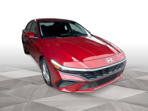 Used 2025 Hyundai Elantra SE FWD image 2