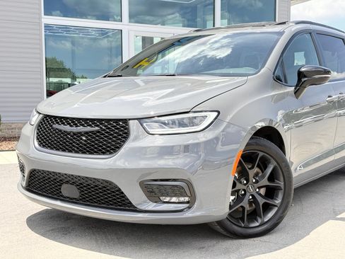 Used 2025 Chrysler Pacifica Limited FWD image 2