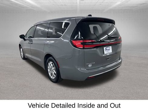 Used 2025 Chrysler Pacifica Select FWD image 11
