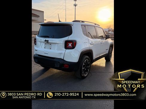Used 2023 Jeep Renegade Latitude AWD/4WD image 9