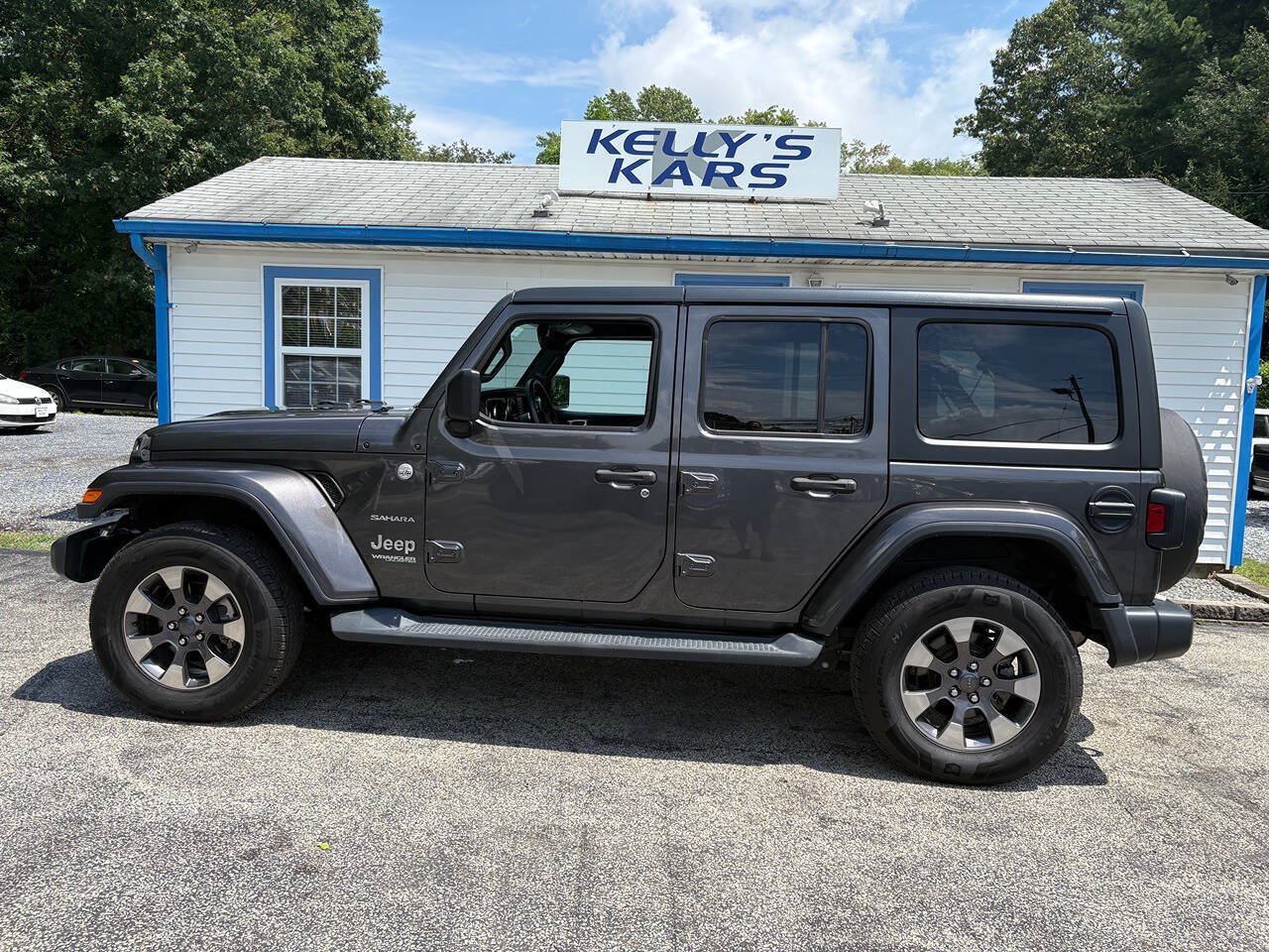 Used 2018 Jeep Wrangler Unlimited Sahara AWD/4WD image 3